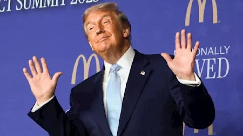 رئيس الاحتياطي الفيدرالي الأمريكي يتهم إدارة ترامب بممارسة ضغوط لخفض أسعار الفائدة.