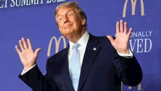 رئيس الاحتياطي الفيدرالي الأمريكي يتهم إدارة ترامب بممارسة ضغوط لخفض أسعار الفائدة.