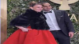 منة شلبي تتألق بإطلالة لافتة برفقة زوجها على السجادة الحمراء لحفل Joy Awards.