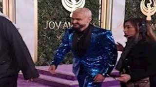 رامز جلال يظهر بإطلالة غير مألوفة وتسريحة شعر لافتة خلال حفل Joy Awards