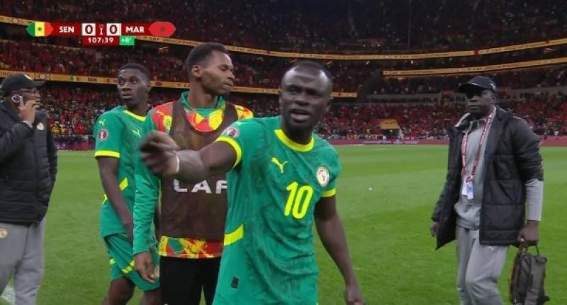 «أخذت نصائح هؤلاء».. مانى يروي تفاصيل تراجع السنغال عن الانسحاب أمام المغرب