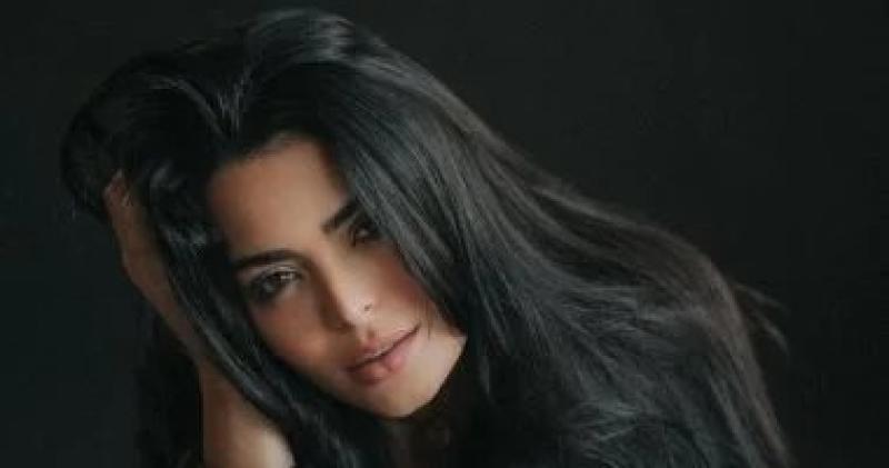 أسماء جلال أيقونة الموضة للبنات.. من الكاجوال للسوارية إطلالات كشفت أناقتها