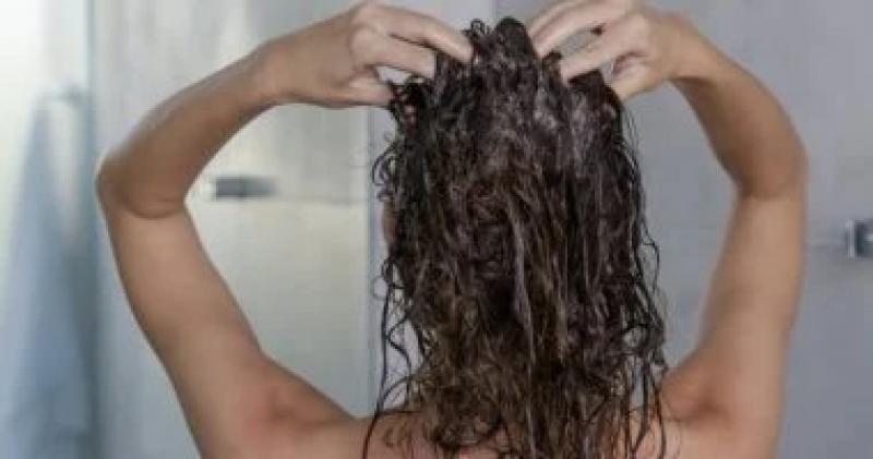 7 خطوات لروتين أسبوعي لتهدئة فروة الرأس الحساسة بشكل طبيعي