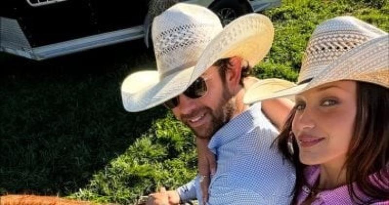 بعد قصة حب عامين.. بيلا حديد تنهى علاقتها بآدان بانويولوس