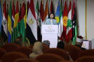 برئاسة السيدة شفيقة عبده رئيسة اللجنة الوطنية للمرأة بالجمهورية اليمنية  المحور الثالث ضمن فعاليات الجلسة الأولى بعنوان ”التعليم كأحد آليات مناهضة التطرف الديني”