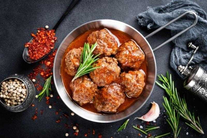 وجبة رئيسية شهية وسهلة التحضير، تعتمد على كرات لحم متبلة بعناية ومطهوة في صلصة طماطم مسبكة بالثوم