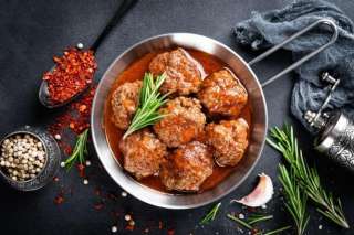 وجبة رئيسية شهية وسهلة التحضير، تعتمد على كرات لحم متبلة بعناية ومطهوة في صلصة طماطم مسبكة بالثوم