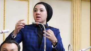 جارها حدفها بقالب طوب .. مأساة طفلة بالمحلة فقدت الرؤية بعينها اليسري.. الأسرة تناشد الداخلية بضبط المتهم