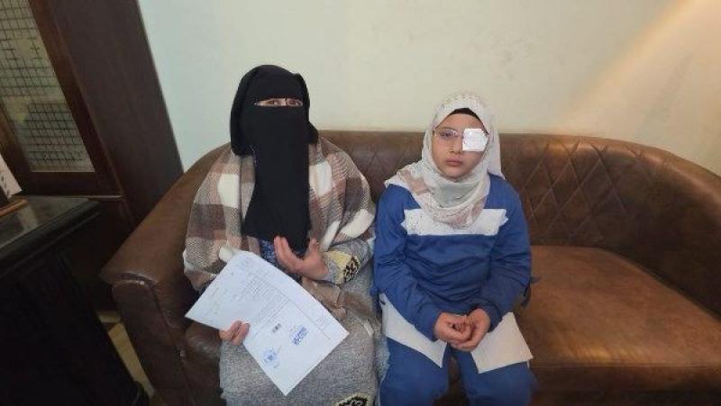 جارها حدفها بقالب طوب .. مأساة طفلة بالمحلة فقدت الرؤية بعينها اليسري.. الأسرة تناشد الداخلية بضبط المتهم