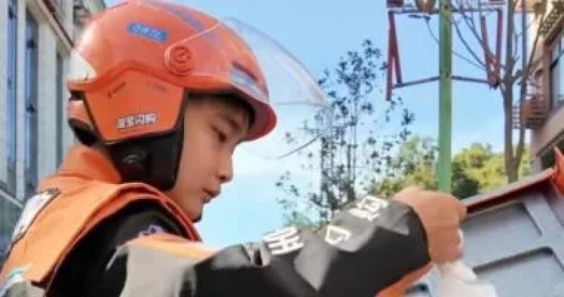 قصة سائق توصيل وحيد فى مدينة صينية ينفذ 200 أوردر يوميا