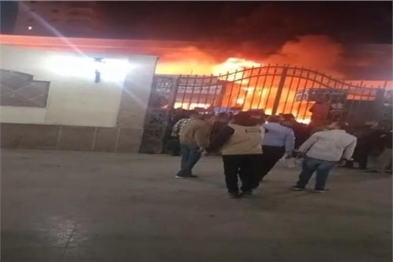 عاجل.. حريق هائل في باكيات عدد من المحلات أمام محطة مترو المرج