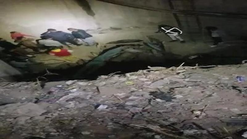 بعمق 6 متر.. سقوط ميكروباص بداخله 5 أشخاص في حفرة بالزاوية الحمراء