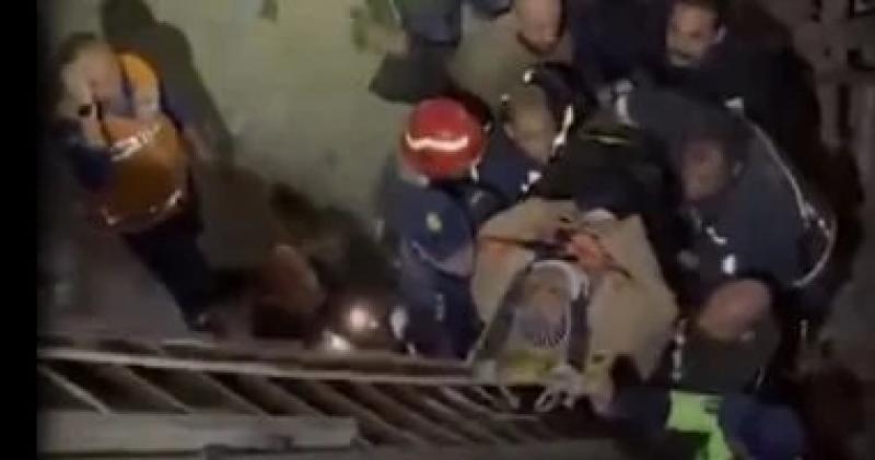 لحظات الرعب.. حفرة 6 أمتار تبتلع ميكروباص بركابه بالزاوية الحمراء