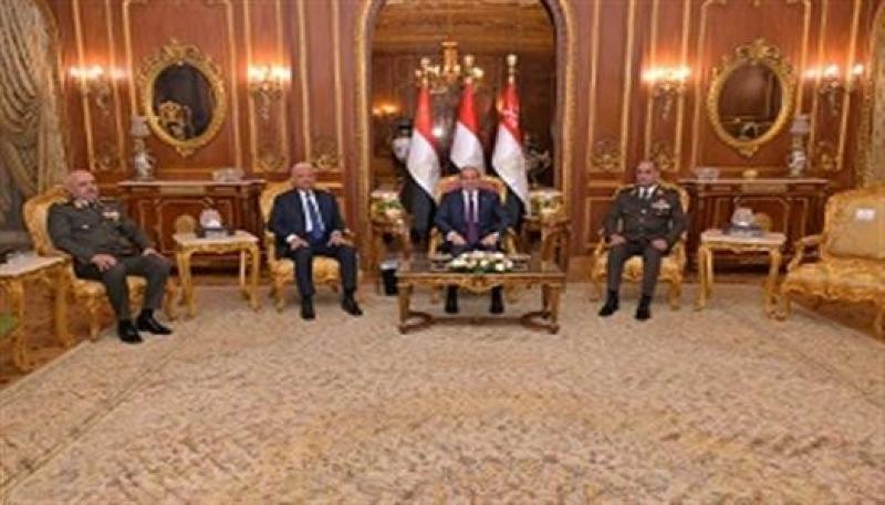 عاجل| الرئيس السيسي يكرم الفريق أول عبد المجيد صقر وزير الدفاع السابق