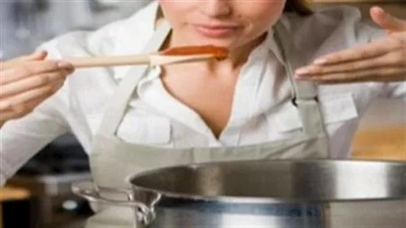 منها حكم تذوق الطعام.. 4 أحكام تهم المرأة في رمضان