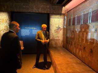 وزير السياحة والآثار يتفقد معرض ”رمسيس وذهب الفراعنة” في محطته السابعة بالعاصمة البريطانية لندن