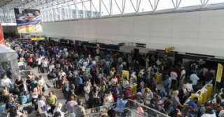 الجارديان: إلغاء آلاف الرحلات فى أسوأ فوضى سفر منذ أزمة «كورونا» الجارديان: إلغاء آلاف الرحلات فى أسوأ فوضى سفر منذ أزمة «كورونا»