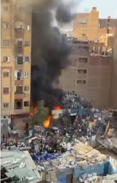 حريق ضخم يلتهم مخزن خردة وفرز قمامة بالعمرانية.. والأدخنة تُغطى سماء المنطقة (تفاصيل)