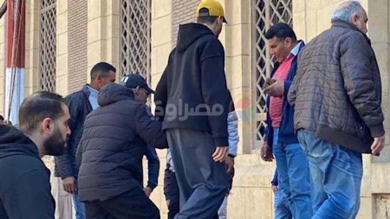 الشحات مبروك يتلقى العزاء في زوجته بساحات مسجد الدسوقي بكفر الشيخ -