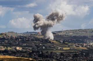 11 عاملًا سوريًا يصابون في غارة إسرائيلية استهدفت مزرعة جنوب لبنان