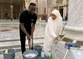 صور متداولة.. «ساديو ماني» وزوجته ينظفان ساحات المسجد النبوي