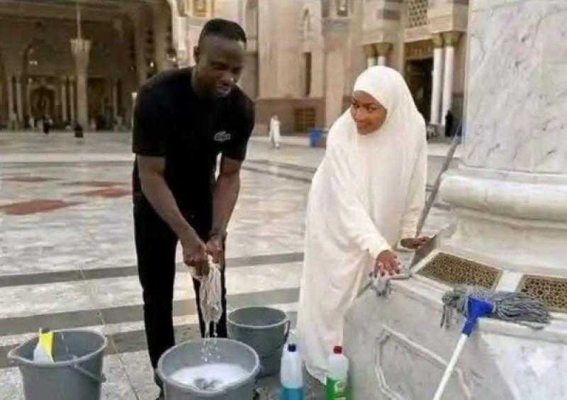 صور متداولة.. «ساديو ماني» وزوجته ينظفان ساحات المسجد النبوي