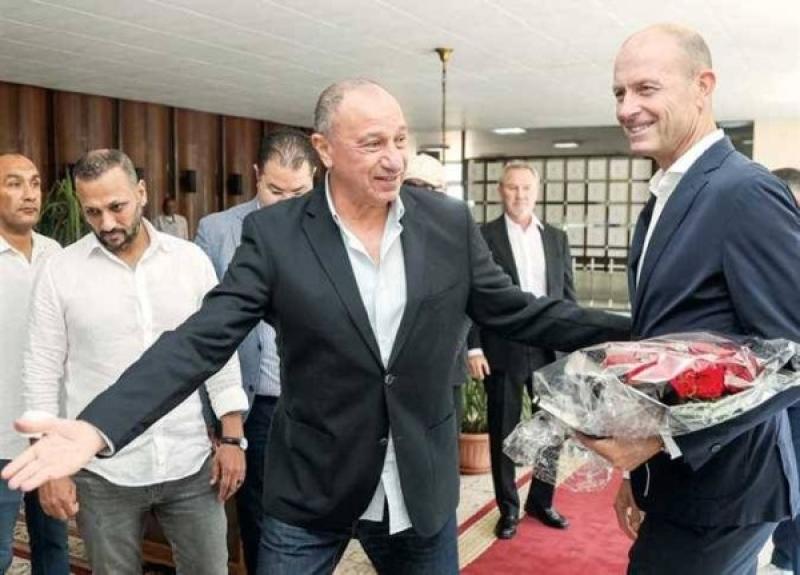 لا جلسات عاجلة.. مصدر يؤكد وجود محمود الخطيب لأداء العمرة