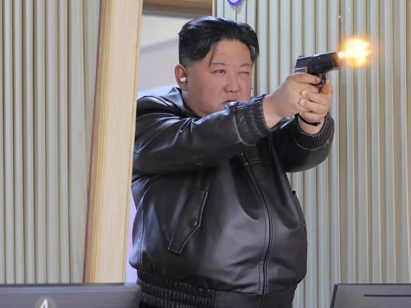 زعيم كوريا الشمالية وابنته يختبران مسدسات جديدة