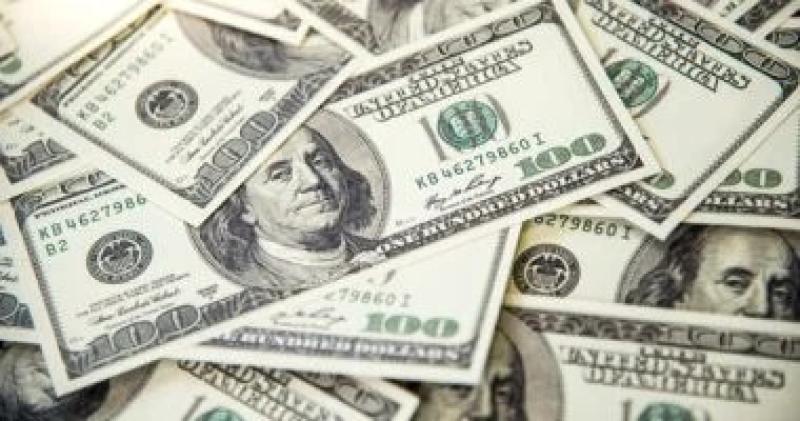تراجع سعر الدولار مقابل الجنيه اليوم الأربعاء 8 قروش في البنوك