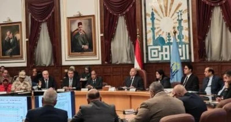 محافظ القاهرة يوجه بتكثيف الرقابة على الأسواق والمواقف استعداداً لعيد الفطر