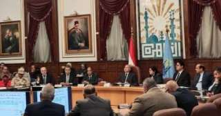 محافظ القاهرة يوجه بتكثيف الرقابة على الأسواق والمواقف استعداداً لعيد الفطر