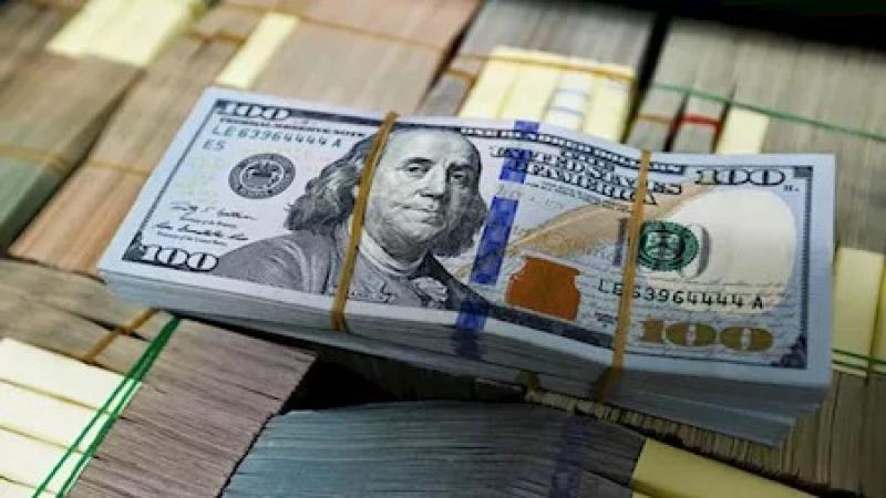سعر الدولار اليوم يقلص مكاسبه مقابل الجنيه وينخفض بنهاية التعاملات