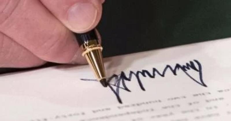 لأول مرة في تاريخ أمريكا.. الدولار يحمل توقيع دونالد ترامب فما هي القصة؟