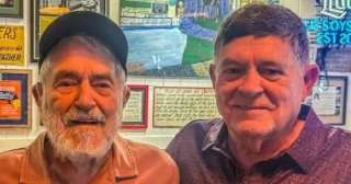 مطعم فى ألاباما يقدم محارا مجانيا لأى شخص يبلغ 80 عاما يأتى... مطعم فى ألاباما يقدم محارا مجانيا لأى شخص يبلغ 80 عاما يأتى برفقة والده