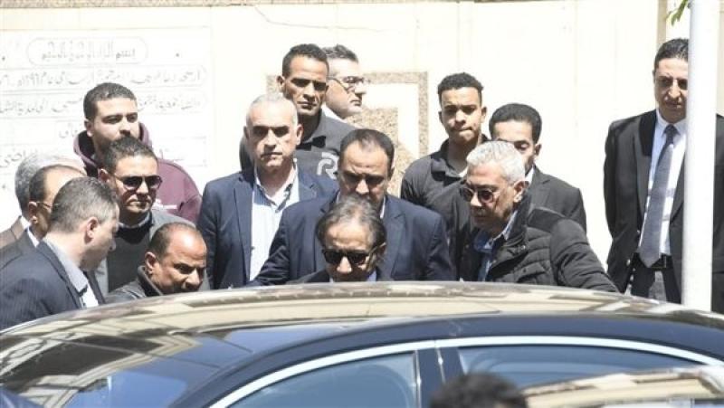 رجل الأعمال أحمد عز يشيع جنازة والدته الراحلة وسط حضور عدد كبير من الشخصيات العامة