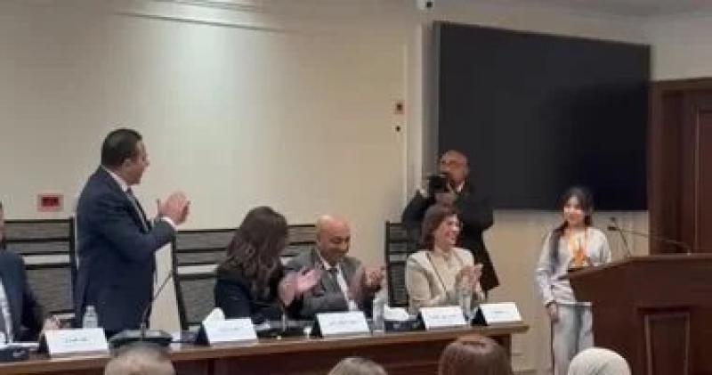 طالبة 12 عاما تحظى بتصفيق النواب والوزراء.. ووكيلة لجنة الاتصالات: ادينى رقم ماما