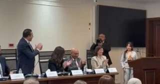 طالبة 12 عاما تحظى بتصفيق النواب والوزراء.. ووكيلة لجنة الاتصالات: ادينى رقم ماما