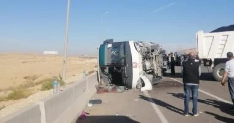 إصابة 18 طالبا فى انقلاب أتوبيس على الطريق الصحراوى بالمنيا