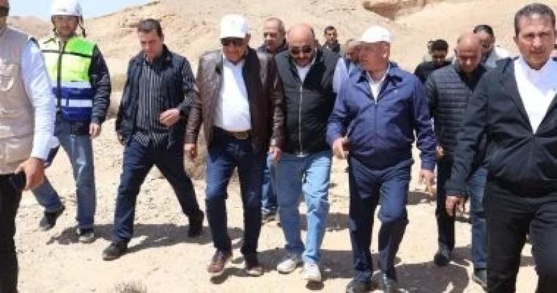 ​من فوق قمة ”الجلالة”.. وزيرا النقل والكهرباء يطلقان إشارة بدء مشروعات طاقة الرياح