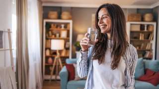 شرب الماء قبل النوم.. فوائد محتملة ومخاطر يجب الانتباه لها شرب الماء قبل النوم.. فوائد محتملة ومخاطر يجب الانتباه لها