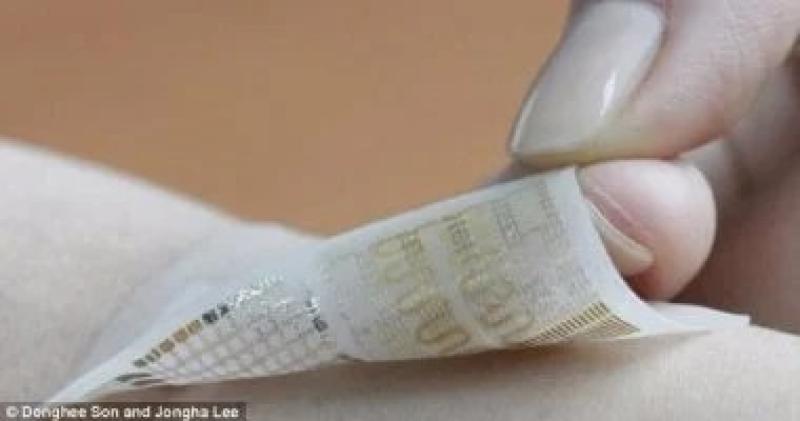 ابتكار لاصقة ذكية تضاعف فرص الشفاء من الجروح.. تعتمد على الضوء