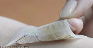 ابتكار لاصقة ذكية تضاعف فرص الشفاء من الجروح.. تعتمد على الضوء