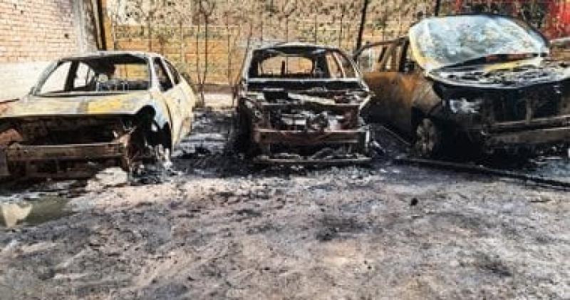 الصور الأولى لتفحم 6 سيارات واحتراق 4 أخرى في حريق جراج سيارات بالزقازيق