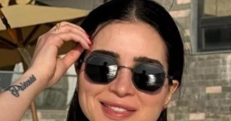 مى عز الدين تتألق بإطلالة صيفية بسيطة