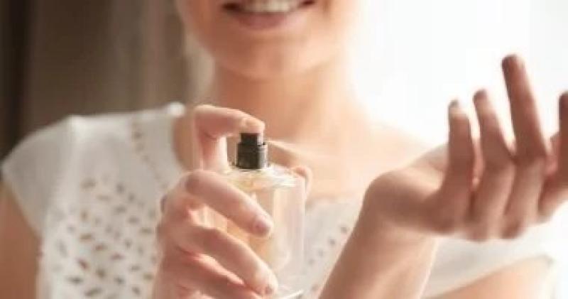 6 حيل للحفاظ على رائحة العطر لفترة أطول على الملابس دون بقع مزعجة