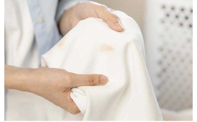 طرق إزالة بقع المكياج عن الملابس في ثوانٍ قبل أن تصبح دائمة