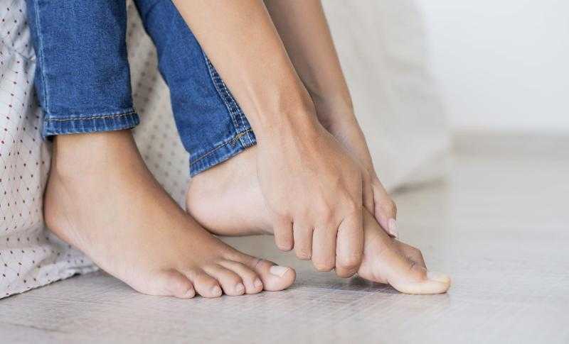 فطريات القدم.. ما أسبابها وعلاجها وكيف يمكن الوقاية منها ومنع انتشارها إلى أجزاء أخرى من الجسم، أو انتقالها لأشخاص آخرين؟