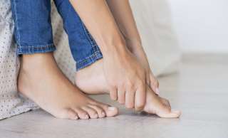 فطريات القدم.. ما أسبابها وعلاجها وكيف يمكن الوقاية منها ومنع انتشارها إلى أجزاء أخرى من الجسم، أو انتقالها لأشخاص آخرين؟