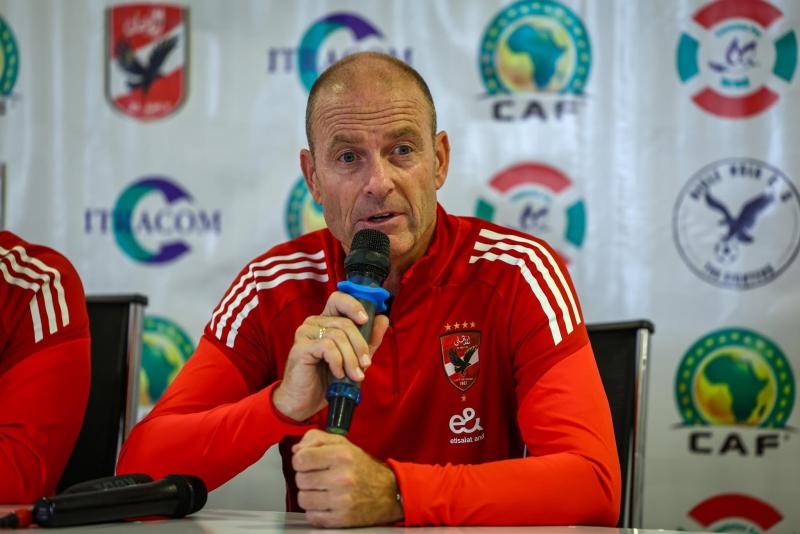 الأهلي يدرس تجميد توروب قبل القمة.. واجتماع حاسم لتفادي العقوبات المالية