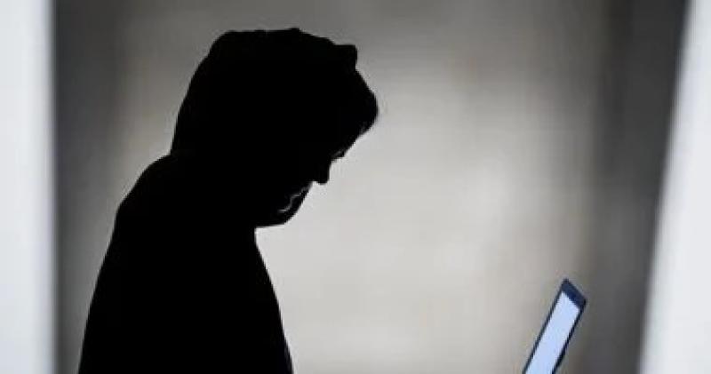 من الخوف للمواجهة.. لماذا تقع الضحية فى فخ الابتزاز الإلكترونى وكيف تنجو؟